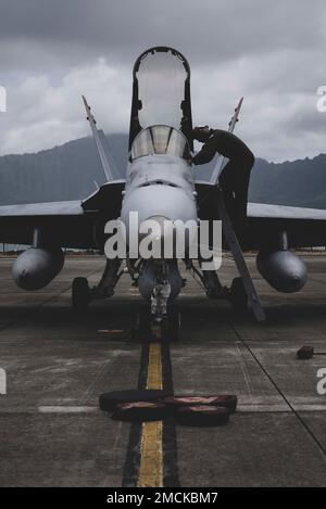 MARINE CORPS BASE HAWAII (6. Juli 2022) CPL. Jeremy Wagoner Jr., zugewiesen an Marine Fighter Attack Squadron 232, 3. Marine Aircraft Wing, Kaneohe, Hawaii führt Wartungsarbeiten nach der Landung auf F/A-18 Hornets während des Rim of the Pacific (RIMPAC) 2022 durch. 26 Nationen, 38 Schiffe, vier U-Boote, mehr als 170 Flugzeuge und 25.000 Mitarbeiter nehmen vom 29. Juni bis zum 4. August an RIMPAC in und um die Hawaii-Inseln und Südkalifornien Teil. RIMPAC, die weltweit größte internationale maritime Übung, bietet eine einzigartige Ausbildungsmöglichkeit und fördert und unterstützt die kooperative Relatio Stockfoto