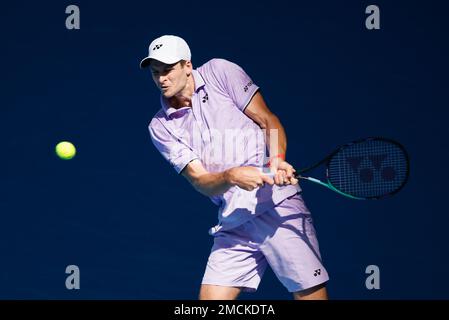 Melbourne, Australien. 22. Januar 2023. 10. SEED HUBERT HURKACZ (POL) im Kampf gegen 29. SEED SEBASTIAN KORDA (USA) in der Rod Laver Arena in einem 4.-Runden-Spiel der HerrenSingles am 7. Tag der 2023 Australian Open in Melbourne, Australien. Sydney Low/Cal Sport Media/Alamy Live News Stockfoto