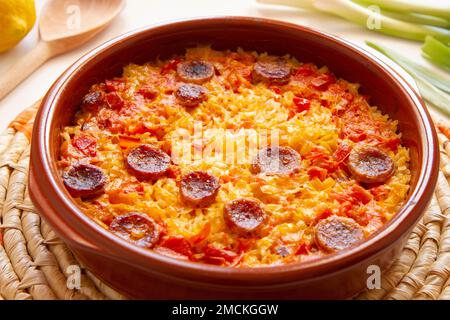 Originales spanisches Paella-Rezept mit Fleisch, das in einem Auflauf im Ofen gekocht wurde. Stockfoto