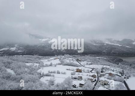 Luftaufnahme der Winterlandschaft in der Nähe der schneebedeckten italienischen Stadt apennines in einer kleinen Stadt namens Castelletto, Verncasca Italien Stockfoto