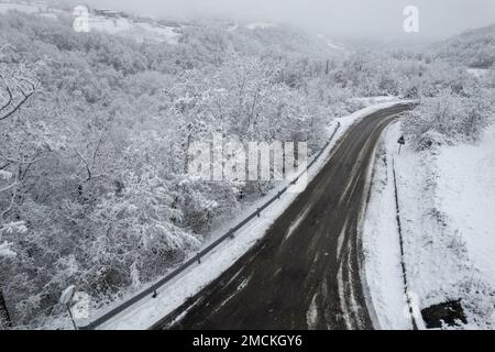 Luftaufnahme der Winterlandschaft in der Nähe der italienischen apennines Road bedeckt mit Schnee in der Nähe von Vezzolacca Italien Stockfoto