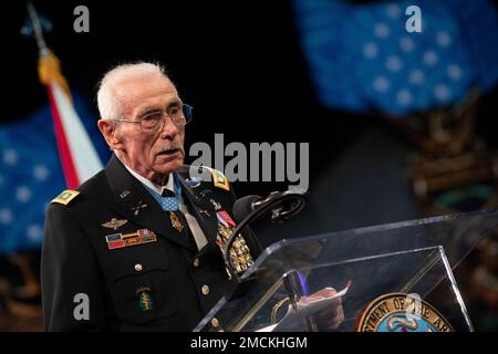 Ehrenmedaillengewinner pensioniert Armeeminister John J. Duffy, ein Dichter, liest ein Gedicht und hält während der Zeremonie, in der er in die Pentagon Hall of Heroes auf der Joint Base Myer-Henderson Hall, Virginia, am 6. Juli 2022 einweiht. (DoD-Foto von Lisa Ferdinando) Stockfoto