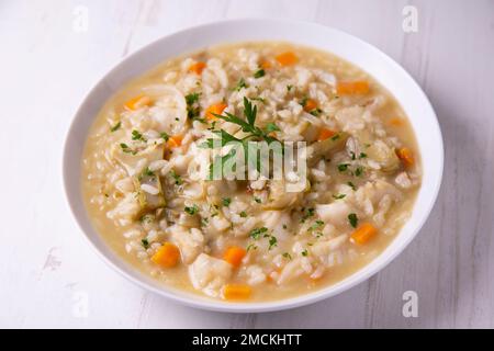 Originales spanisches Suppenreistrezept mit Huhn und Gemüse. Stockfoto