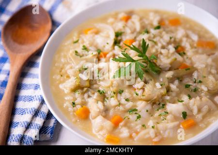 Originales spanisches Suppenreistrezept mit Huhn und Gemüse. Stockfoto