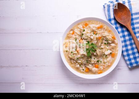 Originales spanisches Suppenreistrezept mit Huhn und Gemüse. Stockfoto