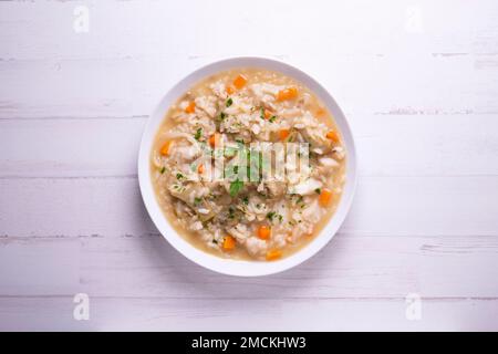 Originales spanisches Suppenreistrezept mit Huhn und Gemüse. Stockfoto