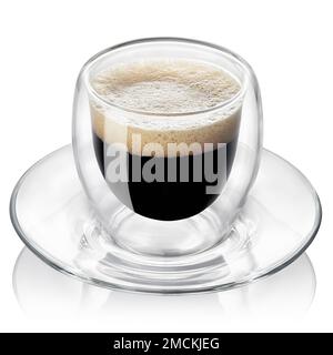 Ein Glas Espresso mit einer Untertasse, isoliert auf Weiß Stockfoto