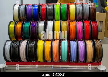 Viele mehrfarbige Filamentfäden für den Druck von 3D-Druckern. Materialspulen zum Drucken von 3D-Druckern. Spulen von 3D-Druckfilamenten in verschiedenen Farben. ABS-Kabel aus Kunststoff für 3D-Drucker Stockfoto