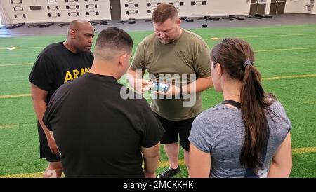 Mike Tribble, ein zertifizierter Spezialist für die Pose-Methode, führt eine Videoanalyse mit einem Soldat durch, um seine Laufform zu überprüfen. Im Rahmen des ganzheitlichen Gesundheits- und Fitnessprogramms der Combat Aviation Brigade (H2F) aus dem Jahr 10. leitet Tribble einen fünfwöchigen Kurs zur Pose-Methode für Soldaten in der 10. Mountain Division ein, der ihnen hilft, schneller, effizienter und mit weniger Verletzungsrisiko zu laufen. (Foto von Mike Strasser, Fort Drum Garrison Public Affairs) Stockfoto