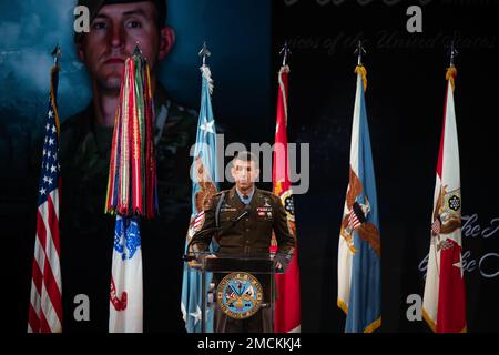 Ehrengewinner Army Sgt. Major Thomas P. Payne spricht während der Zeremonie, bei der er in die Pentagon Hall of Heroes auf der Joint Base Myer-Henderson Hall, Virginia, am 6. Juli 2022 aufgenommen wurde. (Foto des Verteidigungsministeriums der USA Marineoffizier 2. Klasse Alexander Kubitza) Stockfoto