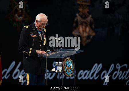 Ehrenmedaillengewinner im Ruhestand, Army Majoran John J. Duffy, spricht während der Zeremonie, bei der er in die Pentagon Hall of Heroes auf der Joint Base Myer-Henderson Hall, Virginia, am 6. Juli 2022 aufgenommen wurde. (Foto des Verteidigungsministeriums der USA Marineoffizier 2. Klasse Alexander Kubitza) Stockfoto