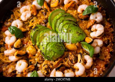 Meeresfrüchte-Paella mit Garnelen und Avocado. Authentisches spanisches Paella-Rezept. Stockfoto