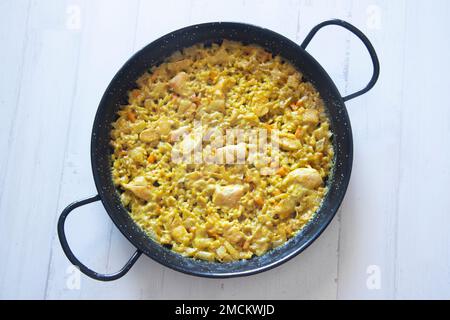 Hähnchen-Curry-Paella mit Gemüse. Authentisches spanisches Paella-Rezept. Stockfoto