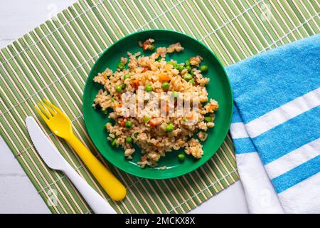 Paella mit Gemüse. Authentisches spanisches Paella-Rezept. Stockfoto