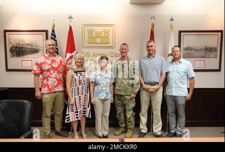 FORT SHAFTER, Hawaii – die Mitglieder der Mississippi River Commission, die im Hauptsitz der Pacific Ocean Division fotografiert wurden, begannen 2022 mit dem Mekong-Mississippi Sister Rivers Exchange, das mit einer Vorbereitungssitzung in Hawaii am 6. Juli mit den USA begann Kommando Indo-Pacific, USA Army Pacific und das Asia Pacific Center of Security Studies. Zu den Delegationsmitgliedern gehört Brigadegeneral Brig General Kirk Gibbs (Mitte rechts), Kommandeur der Pacific Ocean Division, in Fort Shafter, Hawaii, und Mitglieder der Mississippi River Commission: Generalmajor Diana M. Holland (Mitte links), kommandierender General von Mississippi Stockfoto