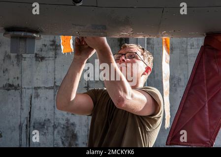 Airman 1. Class Trevor Finley, 44. Aircraft Maintenance Unit Crew Chief, schließt eine Tafel auf einem F-15C Eagle auf der Kadena Air Base, Japan, 6. Juli 2022. Die Besatzungsleiter führen im Rahmen ihrer Bergungsmaßnahmen grundlegende Nachfluginspektionen durch. Stockfoto