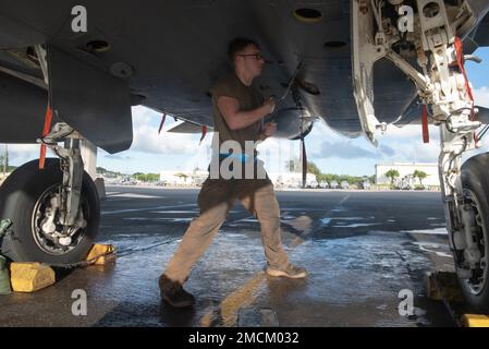 Airman 1. Class Trevor Finley, 44. Aircraft Maintenance Unit Crew Chief, führt hydraulische Wartungsarbeiten an einem F-15C Eagle auf der Kadena Air Base, Japan, am 6. Juli 2022 durch. Die hydraulische Wartung stellt sicher, dass Flugzeuge keine Hydrauliklecks haben, wodurch Kadena weiterhin in der Lage ist, einen freien und offenen Indopazifik zu schützen. Stockfoto