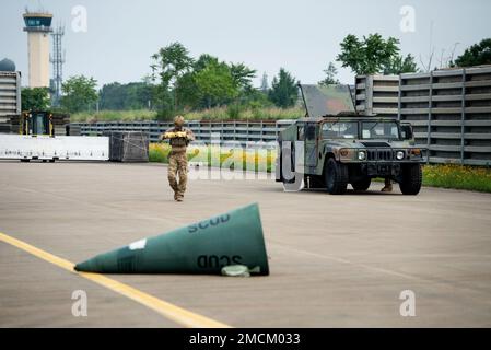 USA Air Force Staff Sgt. Michael Augustus, eine 35. zivile Ingenieurschwadron, Sprengstoffräumtechniker des Misawa Air Base, Japan, bereitet sich auf ein simuliertes Szenario zur Entsorgung chemischer Waffen am Suwon Air Base, Republik Korea, am 6. Juli 2022 vor. Während des Schulungsszenarios wurden die USA Air Force und ROKAF EOD-Mitglieder übten, auf eine nicht explodierte chemische Waffe zu reagieren. Stockfoto