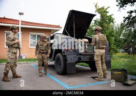 USA Air Force Senior Airmen Omar Navarro und Joshua Young, zusammen mit Staff Sgt. Michael Augustus, 35. Civil Engineer Squadron, Sprengstoff-Entsorgungstechniker vom Misawa Air Base, Japan, bereiten sich auf ein simuliertes Szenario mit chemischen Waffen am Suwon Air Base, Republik Korea, vor, 6. Juli 2022. Die USA Mitglieder der Air Force Explosive Ordnance Disposal (EOD) reisten zum Luftwaffenstützpunkt Suwon, um bilaterale Schulungen mit dem Team der Air Force EOD der Republik Korea durchzuführen. Stockfoto