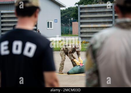 Mitglieder der Luftwaffe der Republik Korea, Sprengstoffentsorgung, beobachten als US Air Force Staff Sgt. Michael Augustus, eine 35. zivile Ingenieurschwadron, Sprengstoff-Entsorgungstechniker des Misawa Air Base, Japan, reagiert auf ein simuliertes Szenario zur Entsorgung chemischer Waffen als Teil einer bilateralen Schulung am Suwon Air Base, Republik Korea, 6. Juli 2022. Bilaterale Schulungen werden durchgeführt, um die Arbeitsbeziehungen zwischen den USA zu stärken Air Force- und ROKAF-Mitglieder. Stockfoto