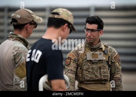 USA Air Force Staff Sgt. Michael Augustus (rechts) und Tech. Sgt. Derek Horn (links), 35. Geschwader für Bauingenieure, Techniker für die Entsorgung von Sprengstoffen aus dem Luftstützpunkt Misawa, Japan, erörtern Verfahren nach Reaktion auf ein simuliertes Szenario zur Entsorgung chemischer Waffen am Luftwaffenstützpunkt Suwon, Republik Korea, 6. Juli 2022. Während des Schulungsszenarios wurden die USA Air Force und ROKAF EOD-Mitglieder übten, auf eine nicht explodierte chemische Waffe zu reagieren. Stockfoto