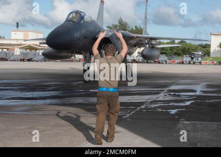 Airman 1. Klasse Trevor Finley, 44. Flugzeugwartungseinheit, Marshals eines F-15C Eagle während der Bergung, 6. Juli 2022, auf der Kadena Air Base, Japan. 44. die Instandhaltungspersonal der AMU nutzen ihr Fachwissen, um die Bergungsmaßnahmen abzuschließen und sicherzustellen, dass die Luftfahrzeuge jederzeit und überall einsatzbereit sind. Stockfoto