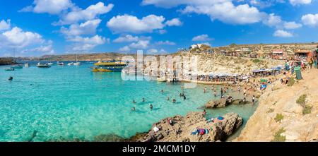 COMINO, MALTA - 22. Oktober 2022: Landschaft mit Blauer Lagune auf der Insel Comino, Malta Stockfoto