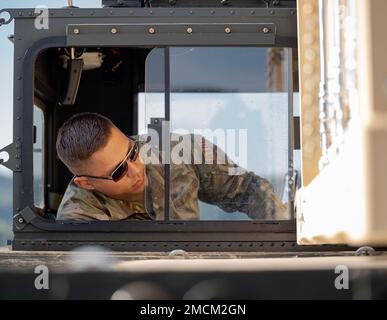 USA Air Force Staff Sgt. Daniel Smelser, 48. Logistics Readiness Squadron Supervisor/ Special Handling, lädt Fracht auf den Luftwaffenstützpunkt Ramstein, Deutschland, 6. Juli 2022. Bei dem jährlichen Rodeo, das vom 521. Air Mobility Operations Wing veranstaltet wird, wurden die Fähigkeiten und Kenntnisse von etwa 60 Flugzeugen bewertet, die Einheiten aus den US-Luftwaffen in Europa und dem US-Zentralkommando zusammenbringen. Stockfoto