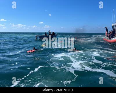 Eine Küstenwache in Key West rettete Menschen im Wasser etwa 3 Meilen südlich von Key West, Florida, am 6. Juli 2022. Die Kubaner wurden am 8. Juli 2022 nach Kuba zurückgeführt. Stockfoto