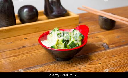 Eingelegte Gurke in einer kleinen Schüssel zu einem Gericht in Japan. Stockfoto