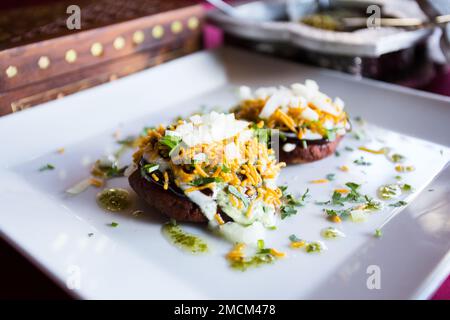 Chaat oder Chat ist ein herzhafter Snack aus Indien, der in der Regel als Horsd'Oeuvre serviert wird. Stockfoto