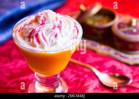 Dieses belebende Orange Lassi ist ein beliebtes indisches süßes Joghurtgetränk aus Joghurt und Orangen. Stockfoto