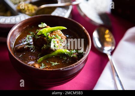 Korma, auch qorma Kavurma oder kurma, ist ein mildes Curry mit Ursprung in Indien und der Türkei, das oft aus Joghurt-Sauce, schwerer Sahne oder Nüssen hergestellt wird. Stockfoto