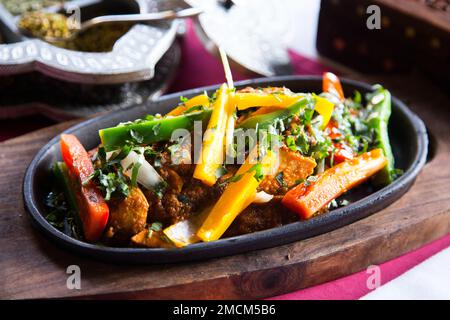 Korma, auch qorma Kavurma oder kurma, ist ein mildes Curry mit Ursprung in Indien und der Türkei, das oft aus Joghurt-Sauce, schwerer Sahne oder Nüssen hergestellt wird. Stockfoto