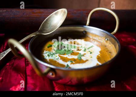 Mulligatawny ist ein indisches Gericht, das einer Suppe sehr ähnlich ist. In Tamil bedeutet das Wort "Gulligatawny" wässrigen Pfeffer. Stockfoto