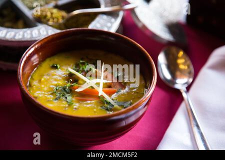 Mulligatawny ist ein indisches Gericht, das einer Suppe sehr ähnlich ist. In Tamil bedeutet das Wort "Gulligatawny" wässrigen Pfeffer. Stockfoto