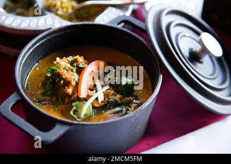 Mulligatawny ist ein indisches Gericht, das einer Suppe sehr ähnlich ist. In Tamil bedeutet das Wort "Gulligatawny" wässrigen Pfeffer. Stockfoto