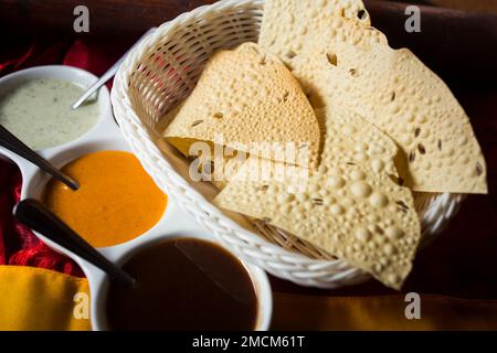 Papadam ist ein flaches, dünnes Brot, das typisch für die Küche des indischen Subkontinents ist. Es wird manchmal als Keks oder Fladenbrot beschrieben Stockfoto