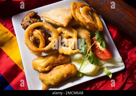 Samosa ist ein gebratener oder gebackener Teig mit herzhafter Füllung, z. B. gewürzte Kartoffeln, Zwiebeln, Erbsen, Fleisch oder Linsen. Traditionelle Indische Küche. Stockfoto