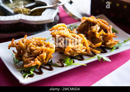 Samosa ist ein gebratener oder gebackener Teig mit herzhafter Füllung, z. B. gewürzte Kartoffeln, Zwiebeln, Erbsen, Fleisch oder Linsen. Traditionelle Indische Küche. Stockfoto