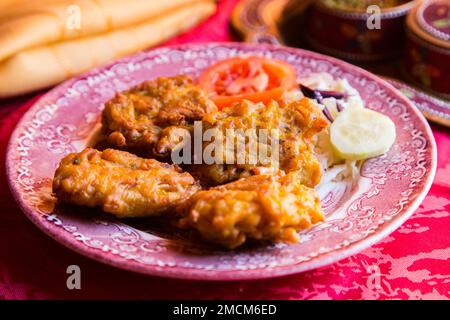 Samosa ist ein gebratener oder gebackener Teig mit herzhafter Füllung, z. B. gewürzte Kartoffeln, Zwiebeln, Erbsen, Fleisch oder Linsen. Traditionelle Indische Küche. Stockfoto