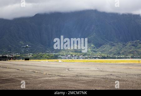 220706-M-TN173-1077 MARINE CORPS BASIS HAWAII (6. JULI 2022) USA Marine Corps F/A-18 Hornets mit Marine Fighter Attack Squadron 232 (VMFA-232), Marine Air-Ground Task Force 7, fliegen zur Marine Corps Air Station Kaneohe Bay, um für Rim of the Pacific 2022 (RIMPAC 2022) auf Marine Corps Base Hawaii vorzubereiten, 6. Juli 2022. Von Juni 29 bis August 4 nehmen an der RIMPAC 2022 26 Nationen, 38 Schiffe, vier U-Boote, mehr als 170 Flugzeuge und 25.000 Mitarbeiter in und um die hawaiianischen Inseln und Südkalifornien Teil. RIMPAC ist die weltweit größte internationale Seefahrt-Übung Stockfoto