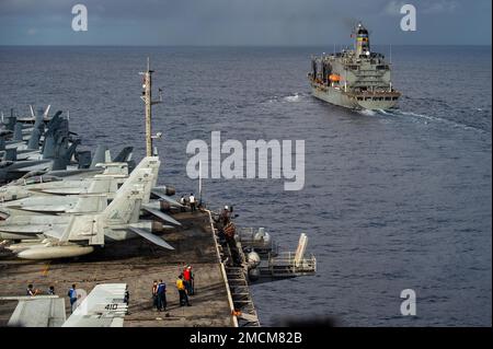 220706-N-SI601-1051 PHILIPPINE SEA (6. Juli 2022) die USA Der einzige vorwärtsstationäre Flugzeugträger der Navy USS Ronald Reagan (CVN 76) nähert sich dem Wiederauffüllungsöler USNS Yukon (T-AO 202) des militärischen Sealift-Kommandos, um eine Wiederauffüllung auf See durchzuführen. Während der Evolution transportierte Yukon Fracht und Treibstoff über vertikale und damit verbundene Auffüllung nach Ronald Reagan. Ronald Reagan, das Flaggschiff der Carrier Strike Group 5, stellt eine kampfbereite Truppe bereit, die die Vereinigten Staaten schützt und verteidigt und Bündnisse, Partnerschaften und kollektive maritime Interessen in der Region Indo-Pazifik unterstützt. Stockfoto