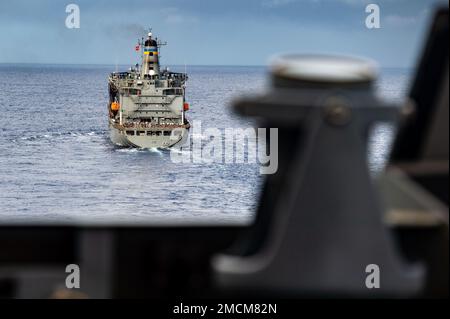 220706-N-SI601-1037 PHILIPPINE SEA (6. Juli 2022) die USA Der einzige vorwärtsstationäre Flugzeugträger der Navy USS Ronald Reagan (CVN 76) nähert sich dem Wiederauffüllungsöler USNS Yukon (T-AO 202) des militärischen Sealift-Kommandos, um eine Wiederauffüllung auf See durchzuführen. Während der Evolution transportierte Yukon Fracht und Treibstoff über vertikale und damit verbundene Auffüllung nach Ronald Reagan. Ronald Reagan, das Flaggschiff der Carrier Strike Group 5, stellt eine kampfbereite Truppe bereit, die die Vereinigten Staaten schützt und verteidigt und Bündnisse, Partnerschaften und kollektive maritime Interessen in der Region Indo-Pazifik unterstützt. Stockfoto