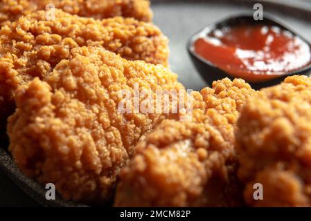 Schließen. Gebratene Pakora oder Pyaj Pakoda oder als Crispy Kanda bhaji, Bhajji, Bajji, beliebter indischer Snack während der Regenzeit. Serviert mit Tomate Stockfoto