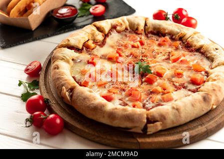 Neapalitanische Pizza mit Tomaten auf weißem Hintergrund. Stockfoto