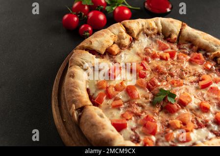 Scharfe indische Pizza auf dunklem Hintergrund von oben Stockfoto