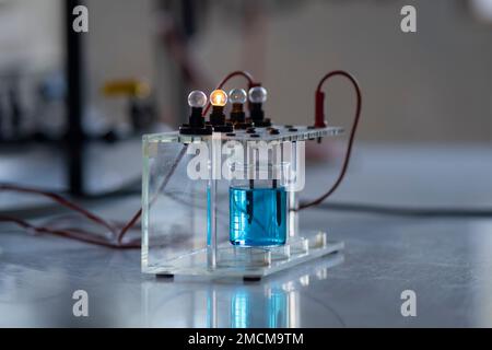 Elektrolytlösung schaltet eine Glühlampe ein. Experiment im Chemielabor Stockfoto