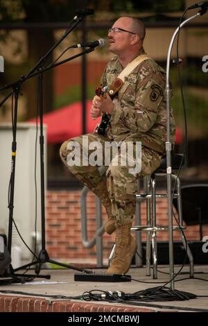 Soldaten der Washington Army National Guard mit der 133. Army Band, 96. Truppenkommando, treten am Huntamer Park in Lacey, Washington, auf, 6. Juli 2022. Das Konzert war Teil der Sommerkonzertreihe Lacey in Tune. Stockfoto