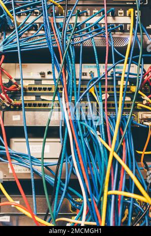 Viele Netzwerkkabel in verschiedenen Farben Stockfoto